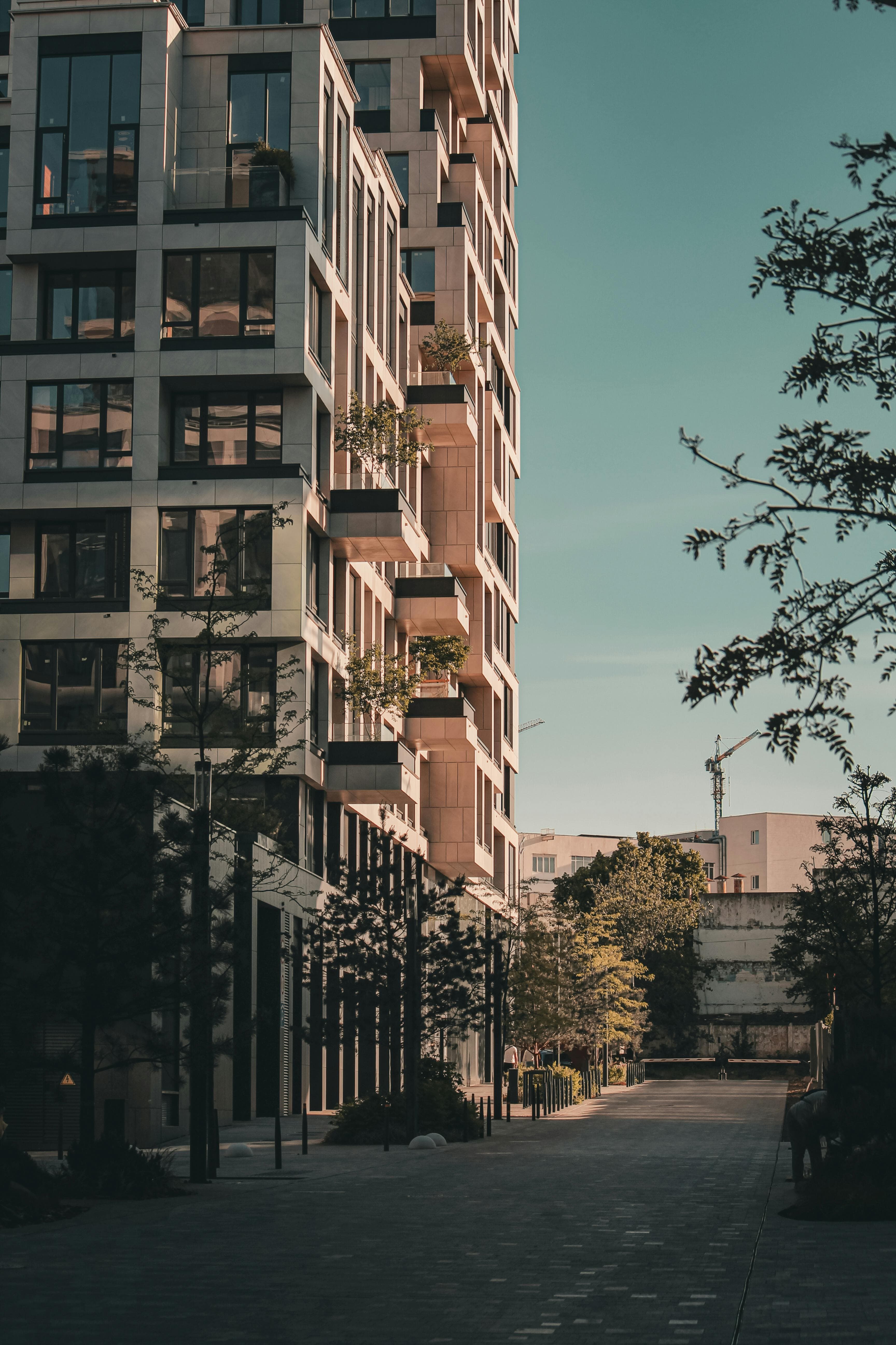 Immeuble résidentiel moderne bordant une rue calme